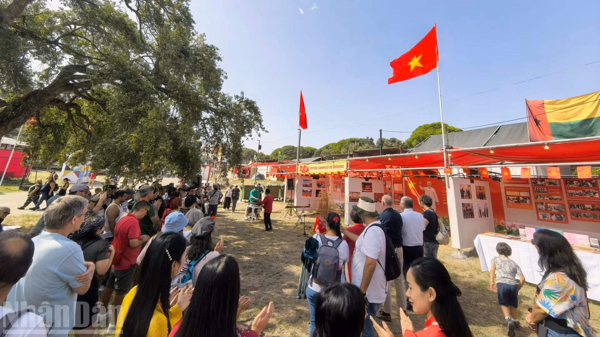 Đông đảo bạn bè Bồ Đào Nha và quốc tế có mặt từ sớm để dự Lễ Khai trương gian trưng bày Việt Nam ở Khu Quốc tế tại Hội báo Avante 2026.