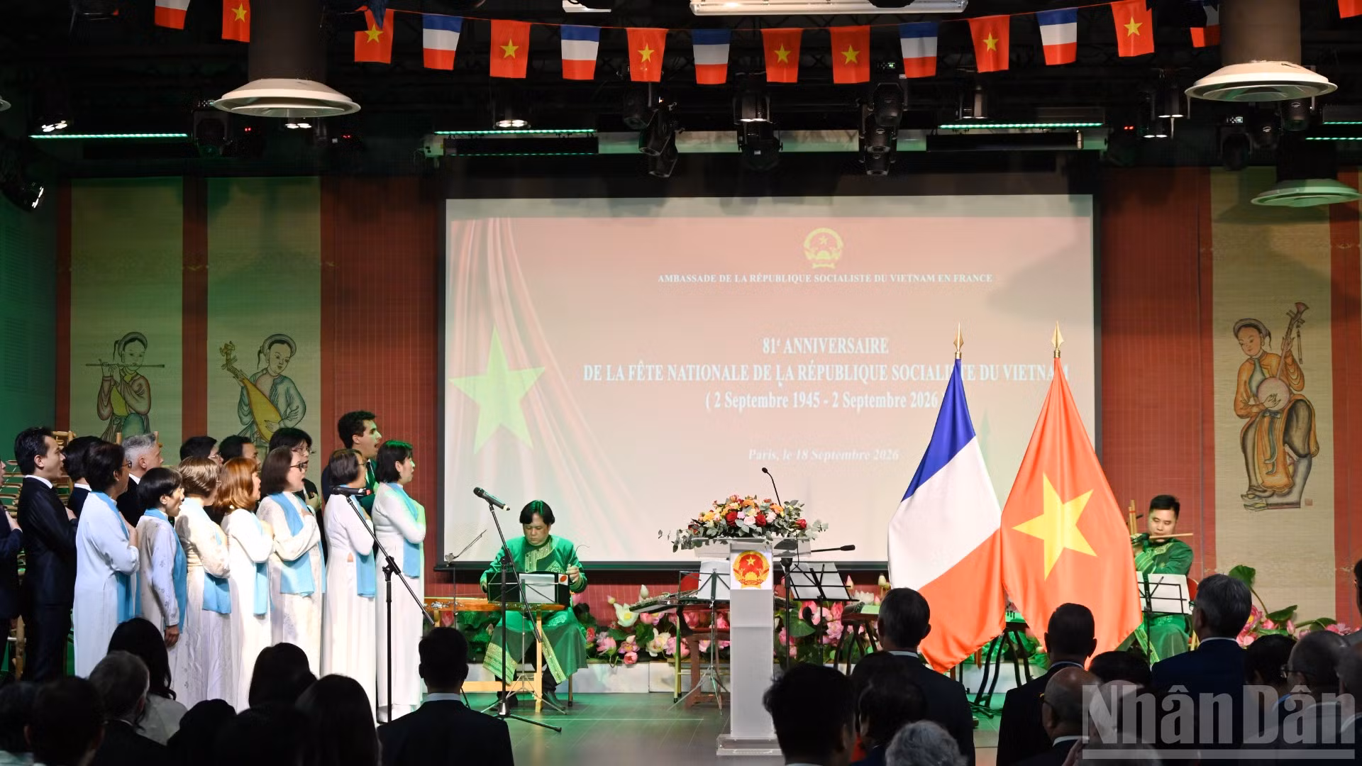 Các đại biểu, Hợp ca Quê hương và dàn nhạc cùng hát Quốc ca Việt Nam và Pháp. (Ảnh: KHẢI HOÀN)