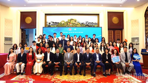 Các đại biểu tham dự Chương trình “Chào Tân sinh viên 2026”.