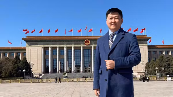 Ông Thẩm Thi Vĩ tại Đại lễ đường Nhân dân, nơi diễn ra các kỳ họp thường niên của Nhân Đại toàn quốc Trung Quốc. (Ảnh do nhân vật cung cấp)