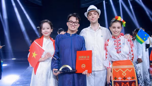 Lê Văn Đại (thứ 2 từ trái sang) cùng các thí sinh tham dự cuộc thi. (Ảnh do nhân vật cung cấp)