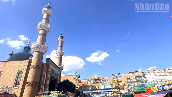 Toàn cảnh chợ phiên quốc tế Bazaar, với nhà thờ Hồi giáo Nhị Đạo Kiều nổi bật. (Ảnh: HỮU HƯNG)
