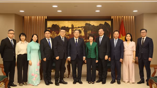Phó Thủ tướng Thường trực Chính phủ Phạm Gia Túc chụp ảnh lưu niệm tại buổi tiếp Chủ tịch Tập đoàn Texhong Hồng Thiên Chúc. (Ảnh: chinhphu.vn)