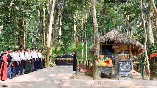 Du khách tham quan lán Nà Nưa (tỉnh Tuyên Quang). (Ảnh: ĐỨC THẮNG)