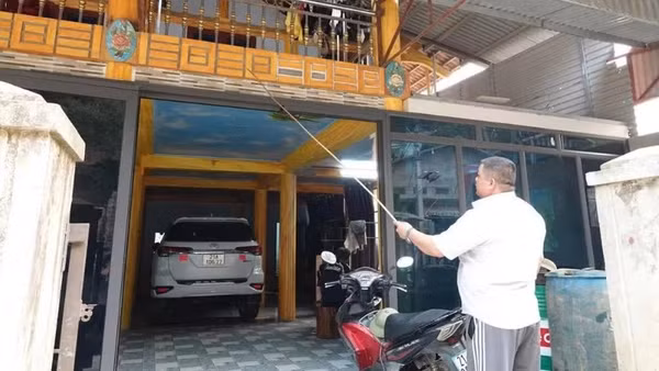 Người dân thôn Trống Là, xã Khao Mang chỉ những vết rạn, nứt do việc nổ mìn gây ra. (Ảnh: THANH SƠN)