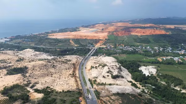 Đường ĐT.719B (xã Tân Thành) chưa hoàn thiện do còn vướng 3,88km của mỏ khoáng sản titan.