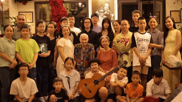 Các em thiếu nhi được tiếp cận tác phẩm văn học, âm nhạc tại Không gian lưu niệm nhà văn Tô Hoài.