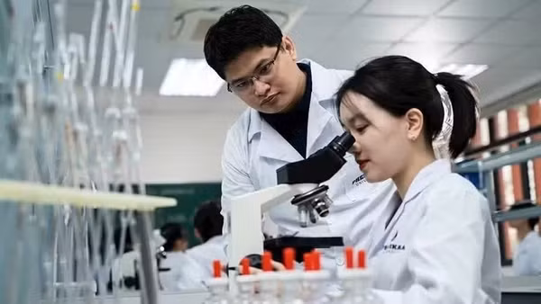 Hoạt động nghiên cứu khoa học với trang thiết bị hiện đại tại Trường đại học Phenikaa. (Ảnh: KIM BÁCH)