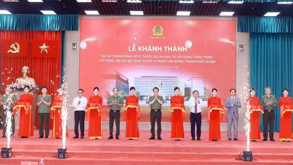Đại tướng Lương Tam Quang, Ủy viên Bộ Chính trị, Bộ trưởng Công an và các đại biểu thực hiện nghi thức cắt băng khánh thành dự án. (Ảnh: bocongan.gov.vn)