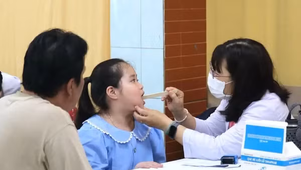 Khám sức khỏe định kỳ cho học sinh, sinh viên là hoạt động được Thành phố Hồ Chí Minh duy trì nhiều năm qua quản lý sức khỏe lâu dài. (Ảnh: DƯƠNG LÊ)