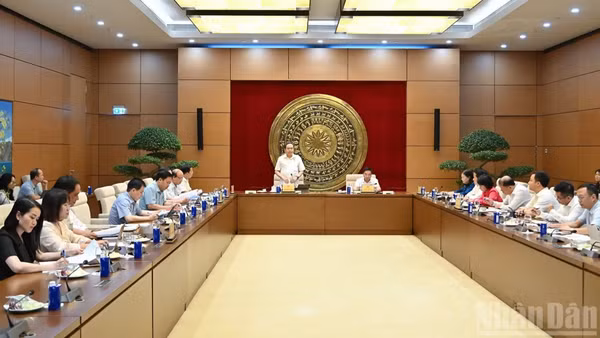 Quang cảnh cuộc làm việc của Chủ tịch Quốc hội Trần Thanh Mẫn với Thường trực Ủy ban Dân nguyện và Giám sát. (Ảnh: THỦY NGUYÊN)