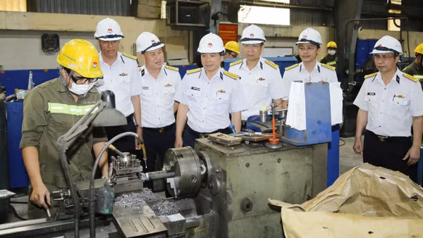 Lãnh đạo Binh đoàn 20 kiểm tra an toàn tại Công ty cổ phần Dịch vụ kỹ thuật Tân Cảng.