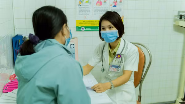 Cán bộ y tế tư vấn cho phụ nữ trong độ tuổi chủ động dự phòng, sàng lọc để đẩy lùi bệnh ung thư vú, ung thư cổ tử cung. (Ảnh: ĐỖ THỦY)