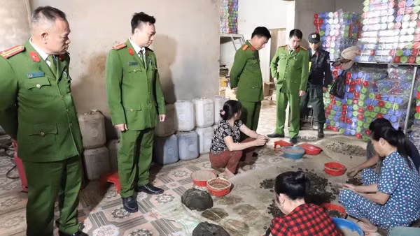 Phòng Cảnh sát Kinh tế Công an Hà Tĩnh triệt phá chuyên án “sản xuất, buôn bán thuốc đông y cổ truyền giả” tại hai xã Đức Minh và Can Lộc. (Ảnh: CÔNG AN TỈNH HÀ TĨNH)