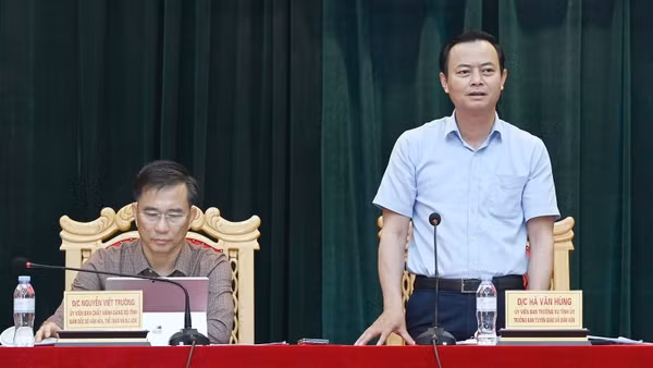 Đồng chí Hà Văn Hùng, Ủy viên Ban Thường vụ, Trưởng Ban Tuyên giáo Dân vận Hà Tĩnh làm rõ thêm các nội dung về lễ kỷ niệm tại buổi họp báo.