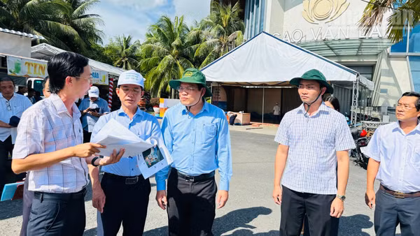 Đồng chí Hồ Thanh Thủy (thứ hai, trái sang), Phó Bí thư Tỉnh ủy và đồng chí Phó Chủ tịch Ủy ban nhân dân tỉnh Cà Mau (giữa) trực tiếp đi kiểm tra khu vực trình diễn khinh khí cầu tại Quảng trường Hùng Vương, phường Bạc Liêu. (Ảnh: TRỌNG DUY)