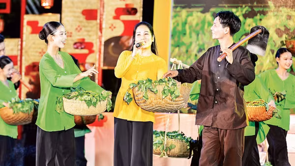 Nhiều chương trình văn hóa, nghệ thuật đặc sắc dành tặng du khách tham quan Di sản văn hóa thế giới Đô thị cổ Hội An. (Ảnh: ANH ĐÀO)