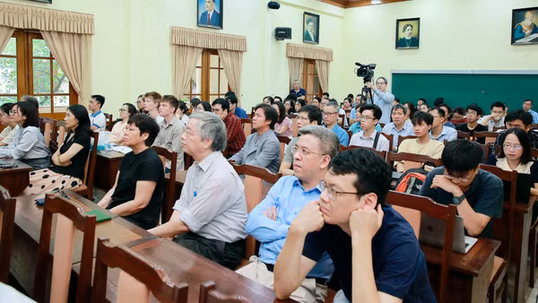 Các đại biểu tham dự bài giảng đại chúng với chủ đề: “Quẳng gánh lo (AI) đi và vui sống”. (Ảnh: HUY HOÀNG)