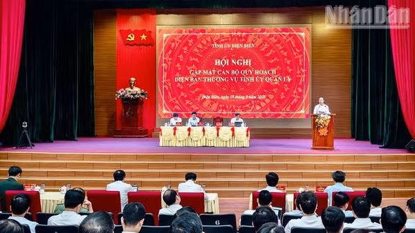 Đồng chí Trần Tiến Dũng, Ủy viên Trung ương Đảng, Bí thư Tỉnh ủy Điện Biên phát biểu chỉ đạo tại hội nghị gặp mặt cán bộ được quy hoạch các chức danh diện Ban Thường vụ Tỉnh ủy quản lý. (Ảnh: LÊ LAN)