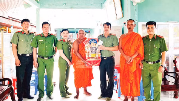 Cán bộ, chiến sĩ Công an phường Tô Châu, tỉnh An Giang, trao quà tặng đại diện chùa ở địa phương nhân dịp Tết cổ truyền Chôl Chnăm Thmây. (Ảnh: VĂN HẬU)