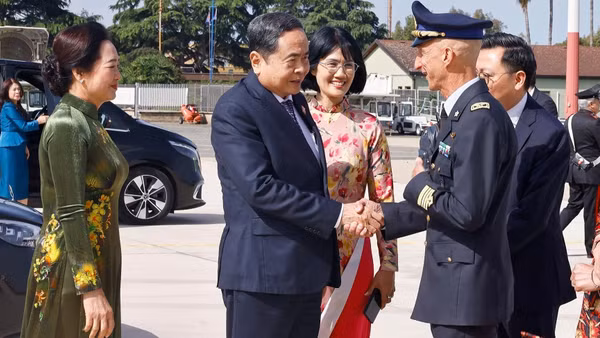 Lễ tiễn Chủ tịch Quốc hội Trần Thanh Mẫn và Phu nhân tại sân bay Ciampino, thủ đô Rome, Cộng hòa Italia. (Ảnh: TTXVN)