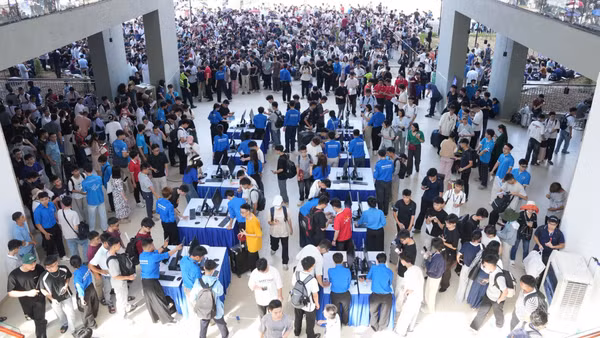 Trong ngày nhập học, sinh viên và phụ huynh được hướng dẫn thực hiện các thủ tục, tìm hiểu về ngành học, chương trình đào tạo và đời sống sinh viên.