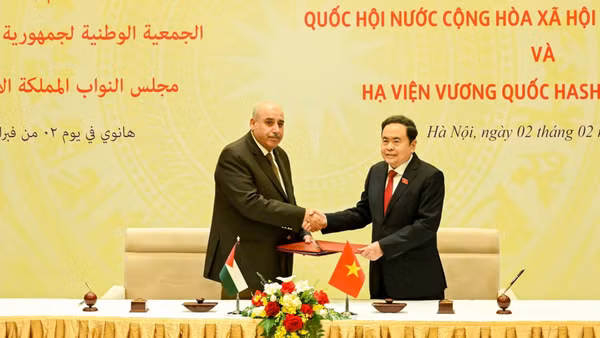 Chủ tịch Quốc hội Trần Thanh Mẫn và Chủ tịch Hạ viện Jordan Mazen Turki El Qadi ký kết thỏa thuận hợp tác giữa Quốc hội Việt Nam và Hạ viện Jordan. (Ảnh: DUY LINH)