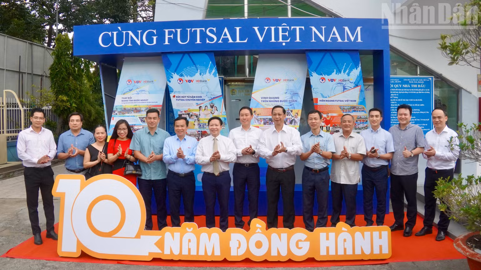 Đại biểu chụp ảnh lưu niệm tại không gian ảnh. (Ảnh: THÀNH LÊ)