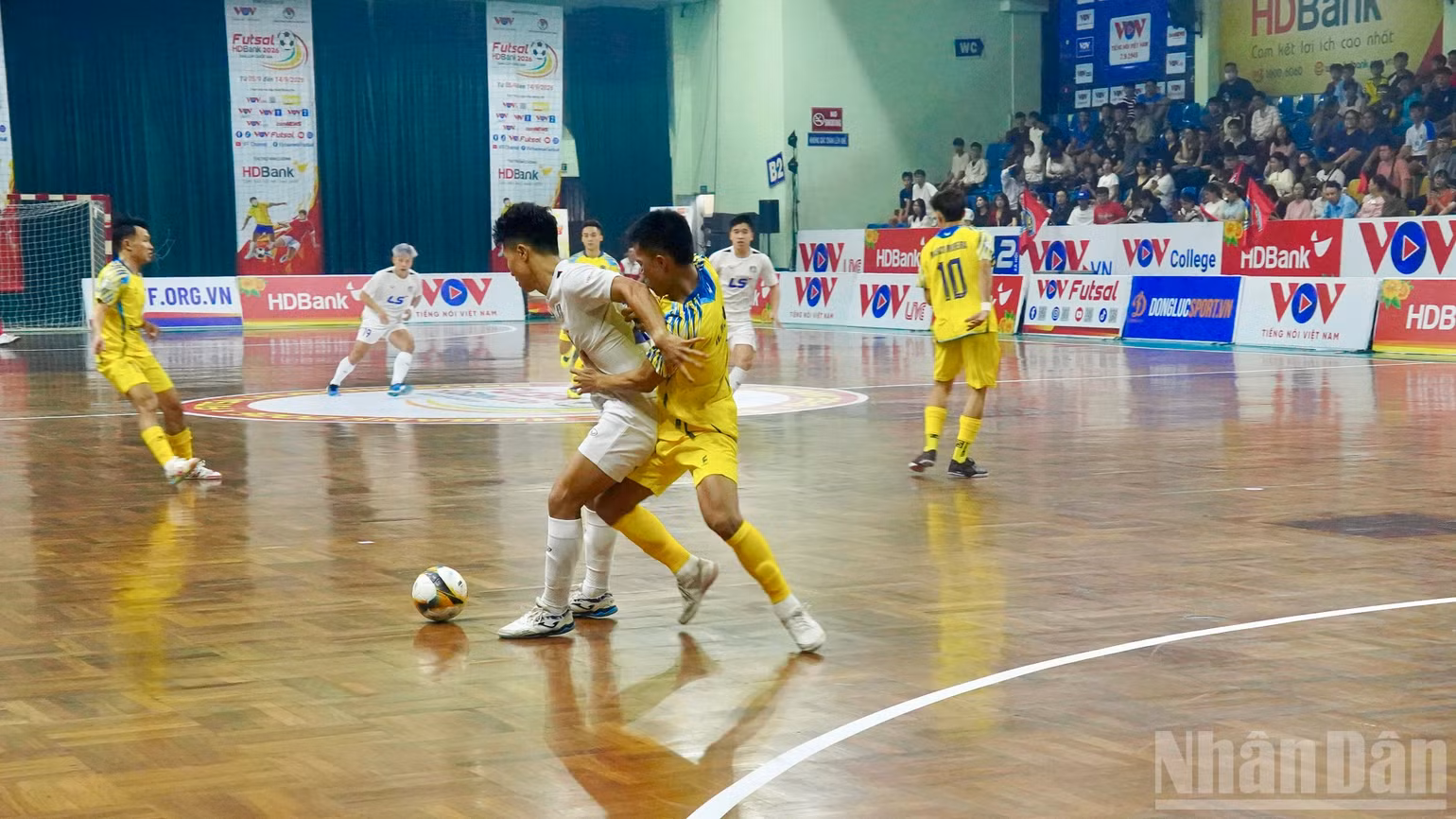Tình huống đeo bám quyết liệt giữa cầu thủ hai đội Thái Sơn Bắc và Sahako trong trận khai mạc. (Ảnh: THÀNH LÊ)