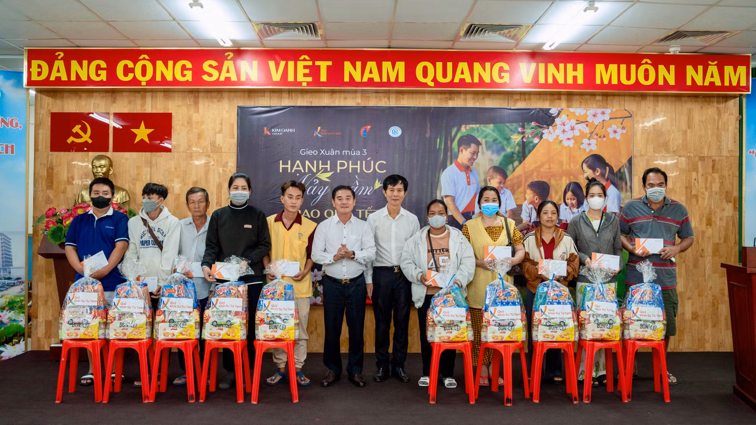 lanh-dao-kim-oanh-group-cung-than-nhan-benh-nhan-tai-chuong-trinh.jpg