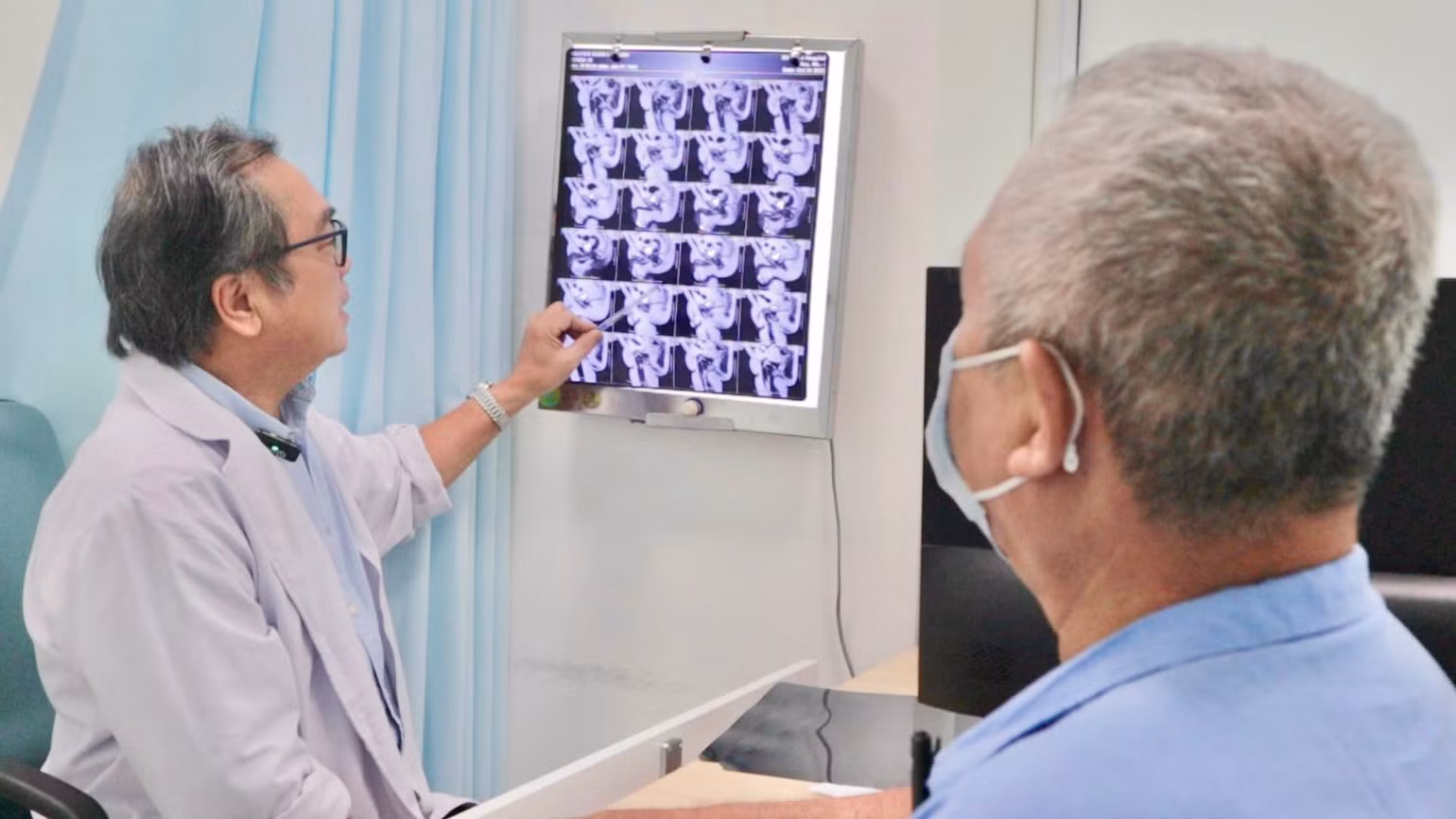 tsbs-nguyen-te-kha-dang-phan-tich-hinh-anh-mri-vung-chau-cua-nguoi-benh-truoc-khi-phau-thuat-robot-2.jpg