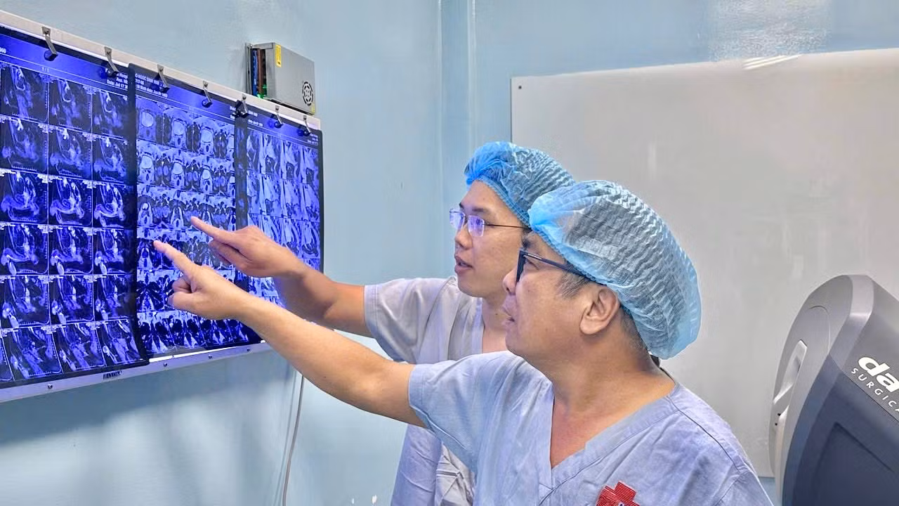 tsbs-nguyen-te-kha-dang-phan-tich-hinh-anh-mri-vung-chau-cua-nguoi-benh-truoc-khi-phau-thuat-robot.jpg