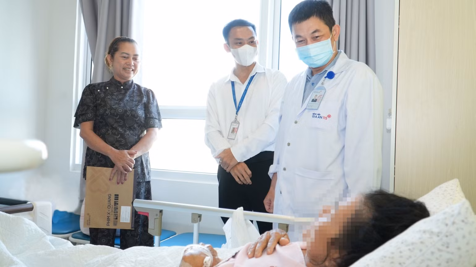 bscki-nguyen-thanh-tam-tham-kham-cho-nguoi-benh-5523.jpg