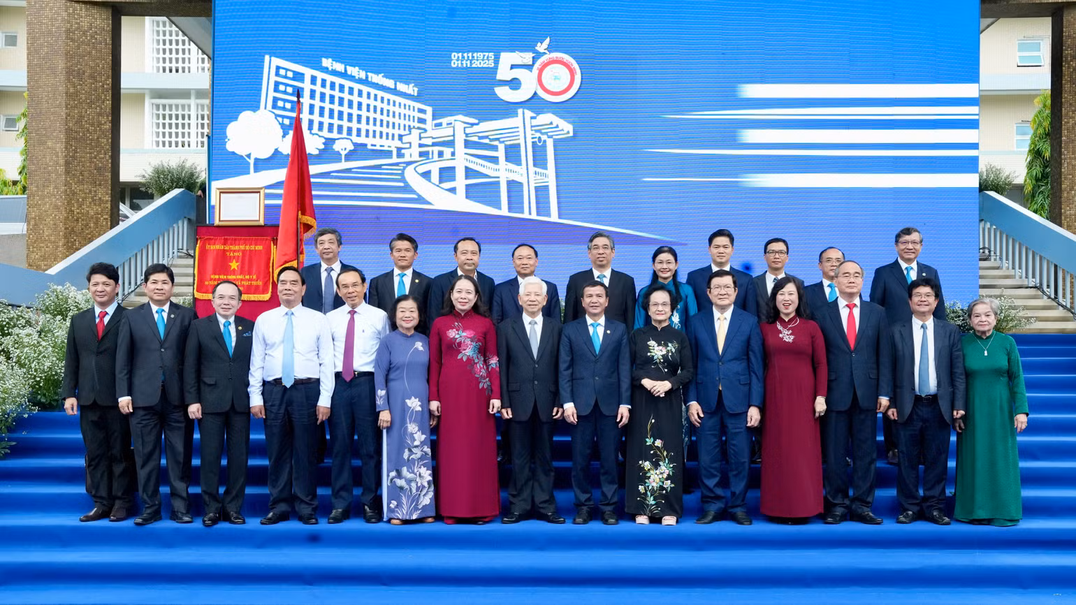 Các đại biểu chụp ảnh lưu niệm.