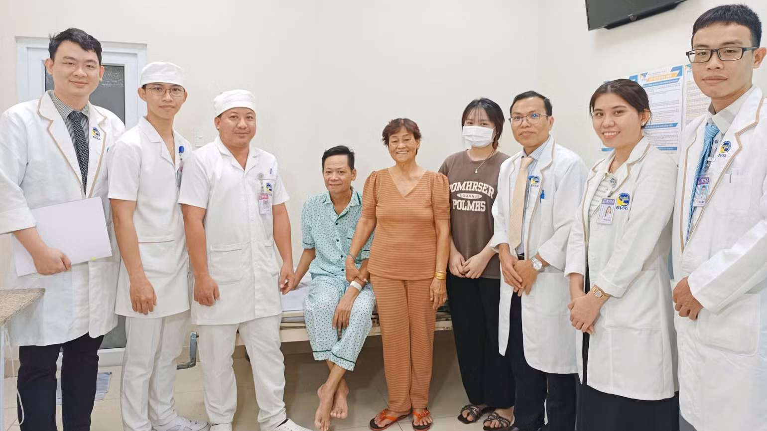 e-kip-bac-si-khoa-can-thiep-tim-mach-cung-gia-dinh-benh-nhan-ngay-xuat-vien.jpg
