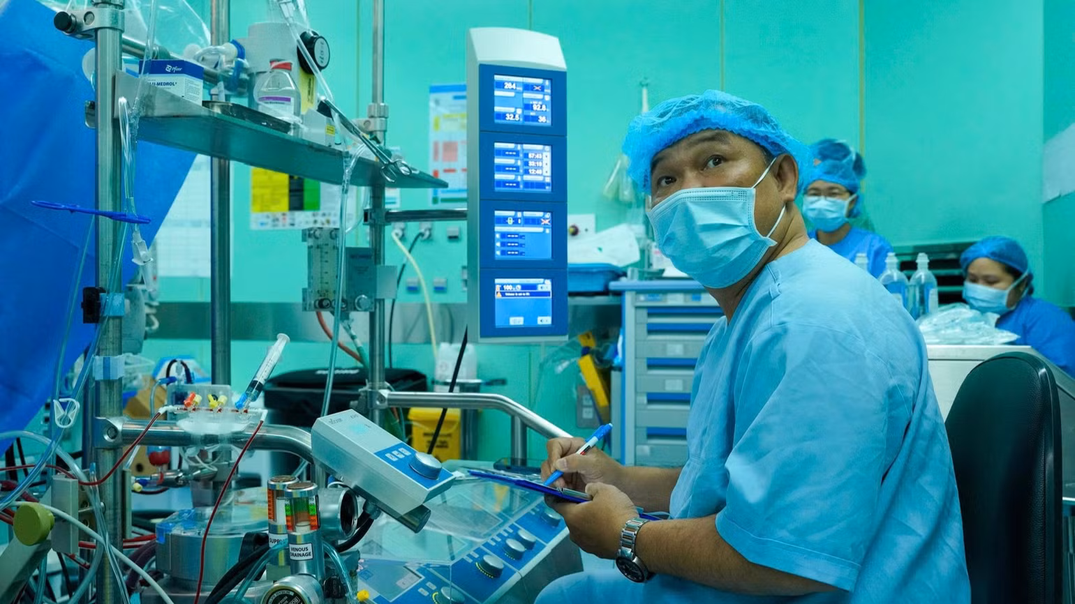 song-hanh-cung-cac-phau-thuat-vien-e-kip-van-hanh-he-thong-tuan-hoan-ngoai-co-the-ecmo-kiem-soat-nghiem-ngat-tung-chi-so-sinh-ton-cua-nb-suot-qua-trinh-ghep-tim-2881.jpg