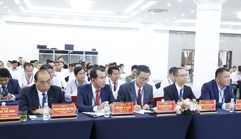 Đại biểu c&aacute;c tỉnh Bắc L&agrave;o dự hội nghị. (Ảnh: L&Ecirc; LAN)