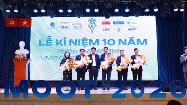 Trường đại học Luật Thành phố Hồ Chí Minh khen thưởng các tập thể, cá nhân có đóng góp xuất sắc cuộc thi VMoot giai đoạn 2017-2026. (Ảnh: ULAW) 