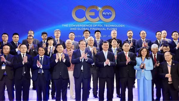 Các đại biểu chụp ảnh lưu niệm tại chương trình CEO 500. (Ảnh: BTC)
