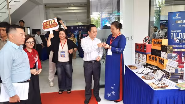 Đại biểu tham quan các gian hàng trưng bày tại ngày hội.