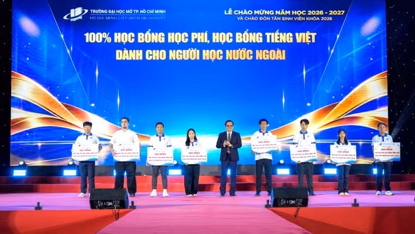 Trường đại học Mở Thành phố Hồ Chí Minh trao học bổng cho tân sinh viên. (Ảnh: CTV)