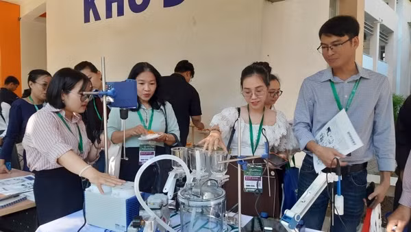 Đại biểu tham quan các công nghệ thí nghiệm được trưng bày tại hội thảo. (Ảnh: CAO TÂN) 