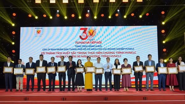 Các doanh nghiệp vinh dự nhận Bằng khen của Ủy ban nhân dân Thành phố Hồ Chí Minh. (Ảnh: CTV)