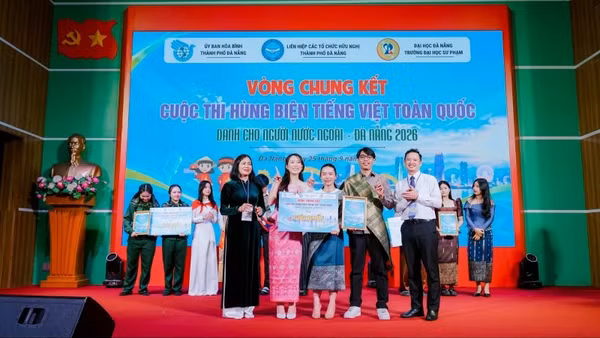 Ban tổ chức trao giải nhất cho các thành viên OPEN TEAM. (Ảnh: CTV)