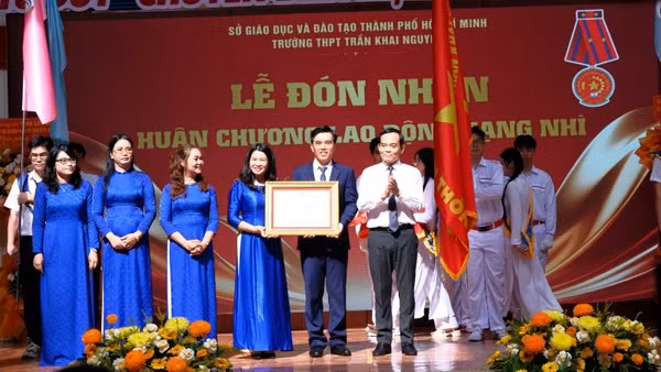 Trường trung học phổ thông Trần Khai Nguyên vinh dự đón nhận Huân chương Lao động hạng Nhì. (Ảnh: Thế Anh)