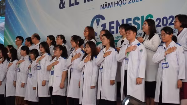 Lễ Khoác blouse trắng của Trường đại học Khoa học sức khỏe (Ảnh: CTV)
