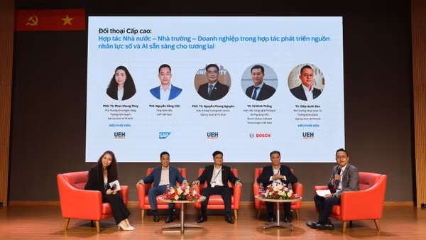 Đối thoại hợp tác Nhà nước-nhà trường-doanh nghiệp trong phát triển nguồn nhân lực số và AI. (Ảnh: UEH)