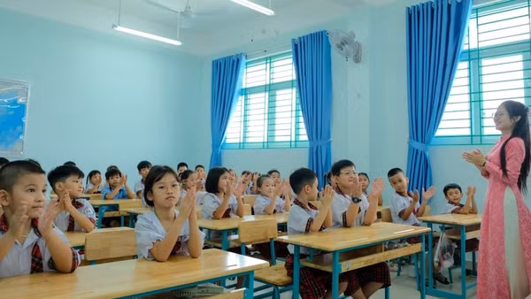 Học sinh tiểu học phường Bình Hưng Hòa, Thành phố Hồ Chí Minh nghe giáo viên giới thiệu về Trường tiểu học Trần Đại Nghĩa, phường Bình Hưng Hòa vừa đưa vào hoạt động. (Ảnh minh họa)