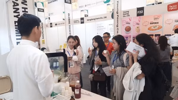 Khách tham quan các gian hàng tại HCMC K-Brand Expo 2026. (Ảnh: CAO TÂN)