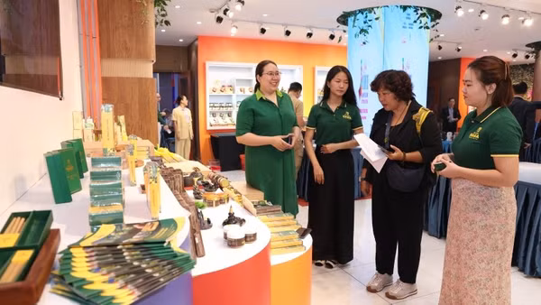 Doanh nghiệp thực phẩm Thành phố Hồ Chí Minh giới thiệu sản phẩm với khách hàng. (Ảnh: CTV)